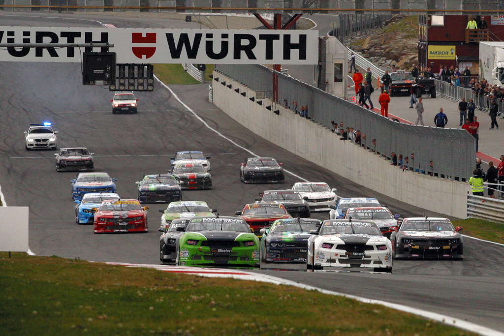 Det er en dejlig bred langside som der skal startes på.
(Foto: Motorsporten.dk)